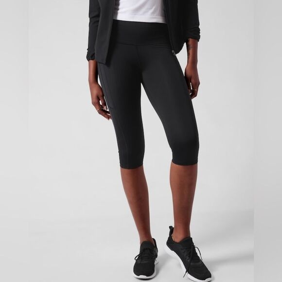 NWT Athleta Ultimate Stash Black Crop Size XS. - Picture 1 of 7